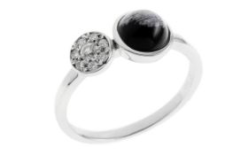 Ring 3.08g 750/- Weissgold mit 8 Diamanten zus. ca. 0.13 ct. und Onyx. Ringgroesse ca. 55