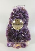 Amethyst-Stufe mit Uhr