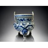 A CHINESE PORCELAIN TRIPOD DING-FORM CENSER. LATE MING / QING DYNASTY. PAINTED IN COBALT TONES DEP