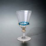 A HAND BLOWN VENETIAN 'SALVIATI' WINE GLASS. WITH APPLIED BLUE & GOLD DESIGN. 14CM TALL.