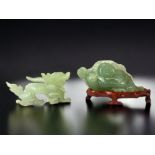 A CHINESE CARVED JADE BUDDHA ON STAND, TOGETHER WITH A CARVED DRAGON. BUDDHA - 16 X 9CM