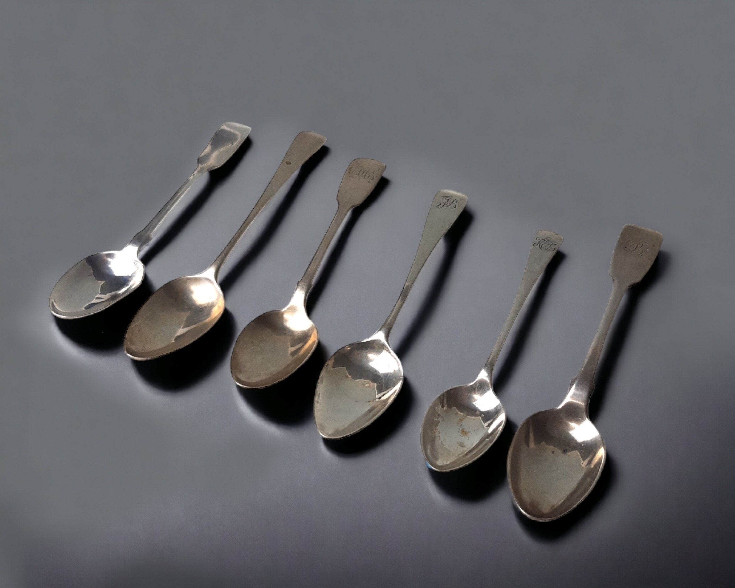 A COLLECTION OF SIX GEORGE III & VICTORIAN STERLING SILVER TEA SPOONS. 
103.6G  - Image 2 of 5