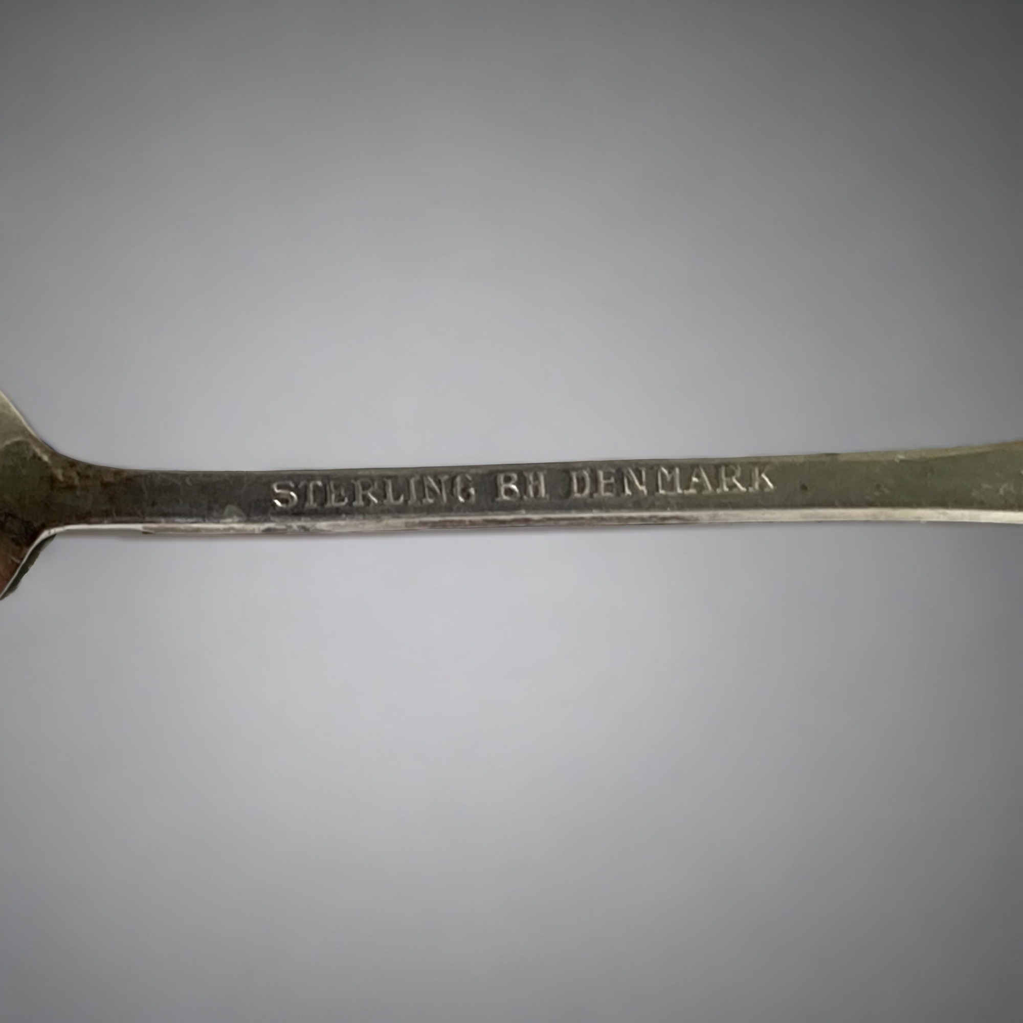 A STERLING SILVER BERNHARD HERTZ, DENMARK CROWN TEASPOON, TOGETHER WITH STERLING SILVER CADDY SPOON. - Image 5 of 5