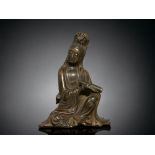 A FINE QUALITY CHINESE BRONZE GUANYIN STATUE. QING DYNASTY. FINELY DETAILED, IN SEATED POSE HOLDING