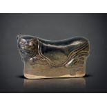 A CHINESE JIAN YAO BLACK RUSSET GLAZED ZOOMORPHIC PILLOW. FORMED AS A RECUMBENT CAT, WITH MEANDER