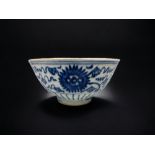 A CHINESE BLUE & WHITE PORCELAIN BOWL. LATE MING / QING DYNASTY. PAINTED WITH A STYLISED 'FOLIATE'