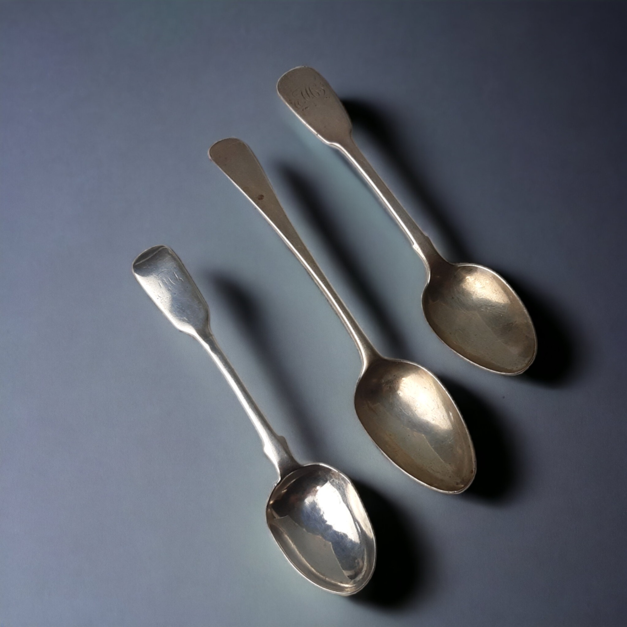 A COLLECTION OF SIX GEORGE III & VICTORIAN STERLING SILVER TEA SPOONS. 
103.6G  - Image 3 of 5