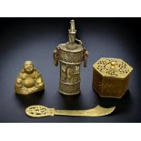 A MISCELLANEOUS LOT OF ORIENTAL BRASS AND METAL OBJECTS.