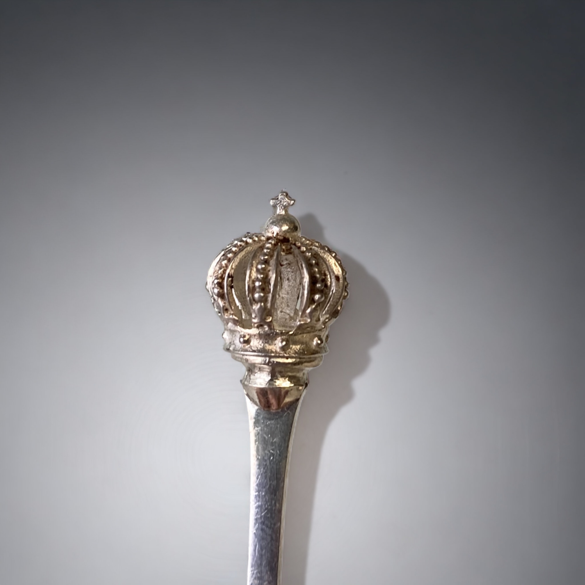 A STERLING SILVER BERNHARD HERTZ, DENMARK CROWN TEASPOON, TOGETHER WITH STERLING SILVER CADDY SPOON. - Image 2 of 5