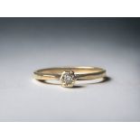 A 9ct Gold Ladies Diamond Solitaire Ring. Size N.