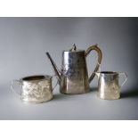 A 19TH CENTURY HUKIN & HEATH SILVER PLATE TEAPOT & MILK JUG. DECORATED WITH A 'WILLOW' PATTERN, WITH