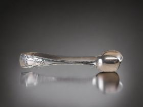 A PAIR OF VICTORIAN STERLING SILVER SUGAR TONGS.1882, LONDON HALLMARKS. 38G