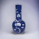 A 19TH CENTURY CHINESE PORCELAIN VASE. QING DYNASTY. BLUE & WHITE CHERRY 'PRUNUS' BLOSSOM PATTERN.