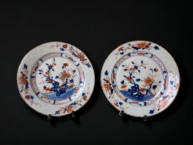 A PAIR OF 18TH CENTURY CHINESE EXPORT PORCELAIN 'IMARI' PLATES. DEPICTING BLOSSOMING FLOWERS IN A