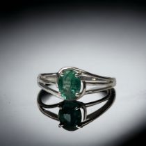 9ct white gold ladies Emerald ring size N