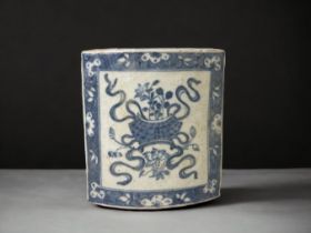 A CHINESE BLUE & WHITE PORCELAIN WALL POCKET. QING DYNASTY. PAINTED CENTRAL BASKET WITH RIBBONS &