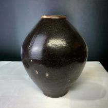 A LARGE BROWN GLAZED CHINESE MARTABAN JAR. HEIGHT 44CM