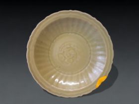 A LARGE CARVED CHINESE LONGQUAN CELADON GLAZED BARBED RIM DISH. MING DYNASTY. CENTRALLY CARVED