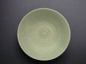 A LARGE CHINESE QINGBAI PORCELAIN CHARGER / DISH. LATE QING DYNASTY. CELADON GROUND, WITH CARVED