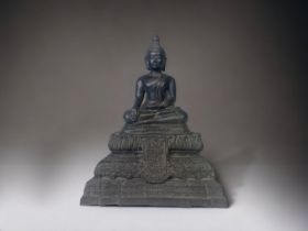 A THAI BRONZE BUDDHA FIGURE. DEPICTING SHAKYAMUNI ON RAISED PLINTH. HEIGHT - 18CM