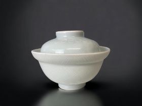 A CHINESE PALE CELADON PORCELAIN BOWL & COVER. QING / REPUBLIC PERIOD. MOULDED RECURRING LEAF