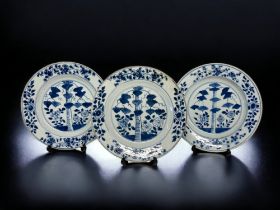 THREE CHINESE KANGXI EXPORT PORCELAIN PLATES. KANGXI PERIOD (1662-1722). BLUE & WHITE, DECORATED