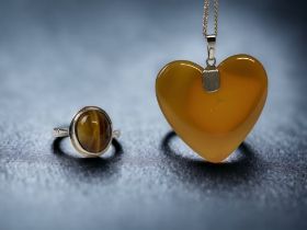 Vintage 925 silver agate heart pendant and tigers eye ring.