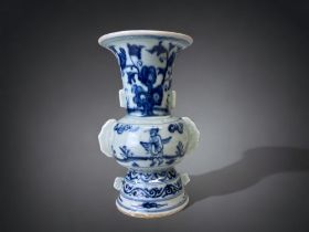 A CHINESE ZUN-FORM PORCELAIN BEAKER VASE. LATE MING / EARLY QING DYNASTY. FREELY PAINTED IN COBALT