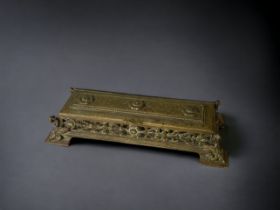A 19TH CENTURY BRONZE DESK INKSTAND. DECORATED WITH ROSES AND STYLISED DESIGN. LENGTH - 28CM