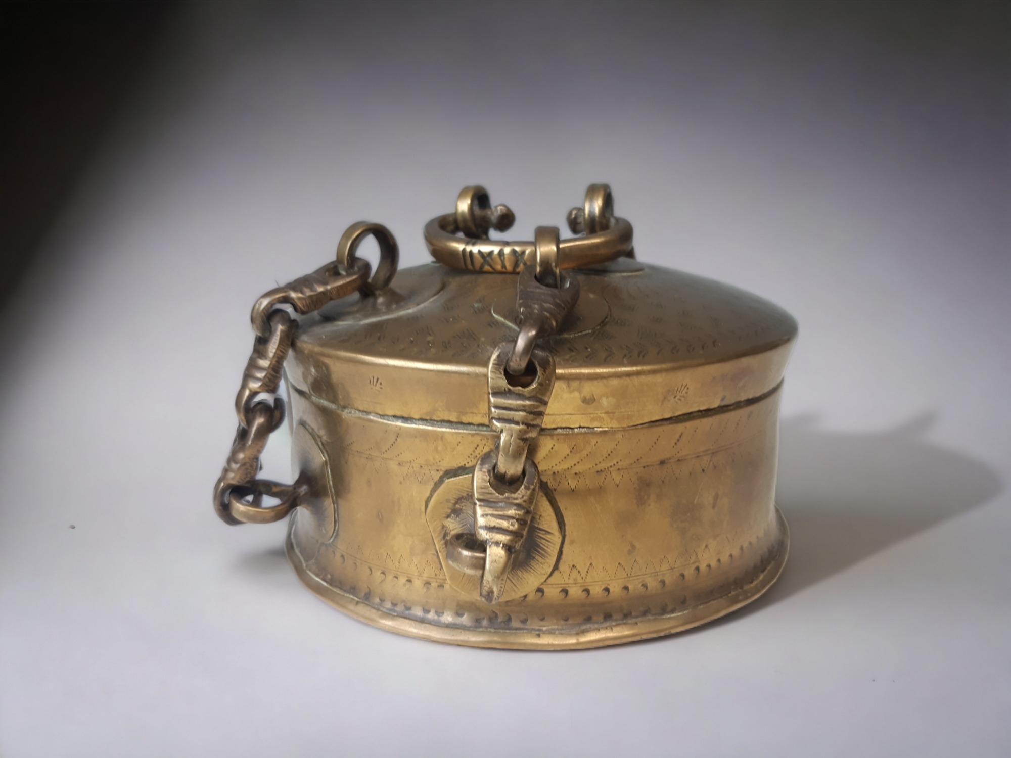 AN INDIAN BRASS BETEL PANDAN BOX. LATE 19TH / EARLY 20TH CENTURY. - Image 3 of 4