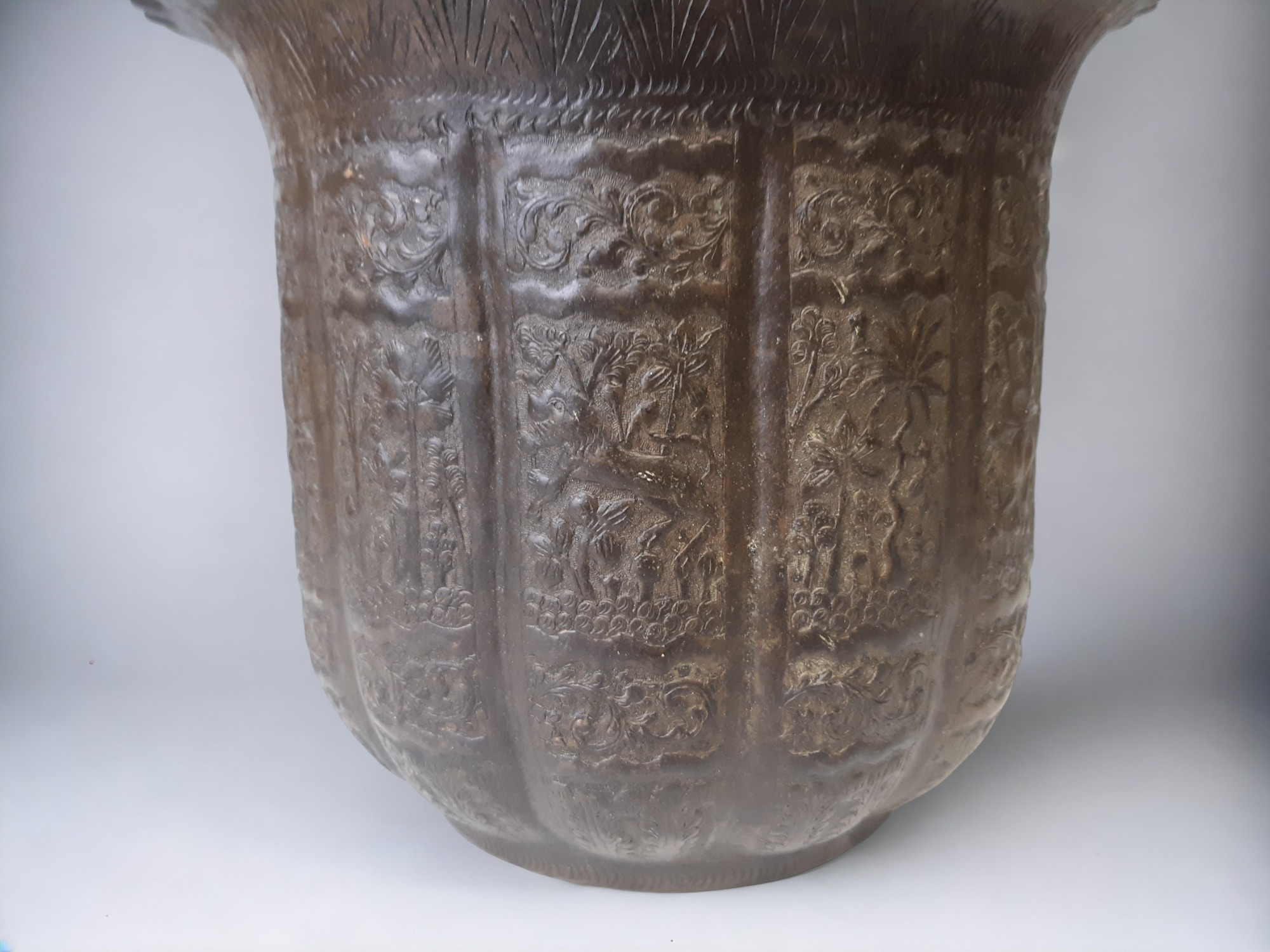 A ANGLO-INDIAN REPOUSSE BRASS PLANTER. - Image 2 of 4