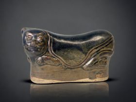 A CHINESE JIAN YAO BLACK RUSSET GLAZED ZOOMORPHIC PILLOW. FORMED AS A RECUMBENT CAT, WITH MEANDER