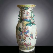 A LARGE CHINESE PORCELAIN HAND PAINTED FAMILLE ROSE VASE. 20TH CENTURY. DEPICTING VARIOUS BATTLE