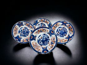 A SET OF FOUR CHINESE IMARI PORCELAIN PLATES. KANGXI PERIOD. PAINTED FOLIATE DESIGN IN 'IMARI'