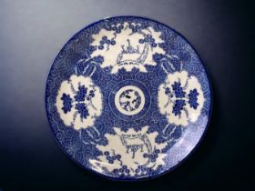 A LARGE 19TH CENTURY JAPANESE SOMETSUKE ARITA PORCELAIN CHARGER. MEIJI PERIOD. DIAMETER - 34CM