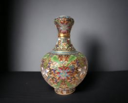 A CHINESE ENAMELLED CLOISONNE VASE. STYLISED FOLIATE DESIGNS IN COLOURFUL ENAMELS ON A GILT