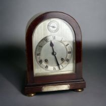 A MAHOGANY CASED MANTLE CLOCK. 8-DAY MOVEMENT, STRIKING ON THE 1/2 HOUR. EARLY 20TH CENTURY.