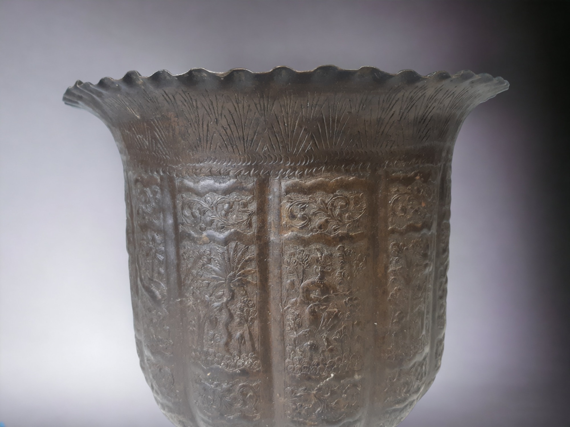 A ANGLO-INDIAN REPOUSSE BRASS PLANTER. - Image 3 of 4