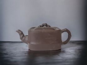A CHINESE YIXING CLAY TEAPOT. WITH RELIEF BAMBOO DESIGN. 12.5 X 5CM