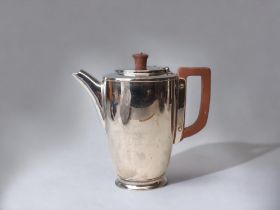 OLD HALL ROBERT WELCH? STAINLESS STEEL COFFE POT / HOT WATER JUG. WITH BAKELITE HANDLE. HEIGHT -