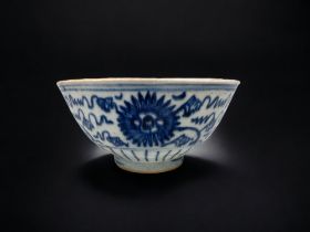 A CHINESE BLUE & WHITE PORCELAIN BOWL. LATE MING / QING DYNASTY. PAINTED WITH A STYLISED 'FOLIATE'