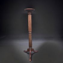 A TALL VICTORIAN/EDWARDIAN MAHOGANY TORCHERE PLANT STAND.