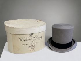 A HERBERY JOHNSON BOXED GREY TOP HAT. IN EXCELLENT CONDITION.