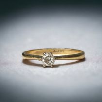 AN 18 CARAT GOLD & DIAMOND SOLITAIRE ENGAGEMENT RING. ROUND CUT. SIZE - Q