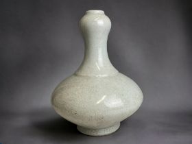 A CHINESE PORCELAIN GE-TYPE VASE. GARLIC SHAPE. GREENISH GREY CRACKLE GROUND. HEIGHT - 32CM