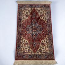 A VINTAGE PERSIAN STYLE RUG. 125 X 68CM