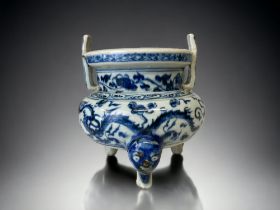 A CHINESE PORCELAIN TRIPOD DING-FORM CENSER. LATE MING / QING DYNASTY. PAINTED IN COBALT TONES