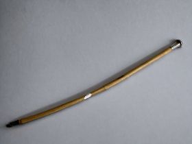 A WWI SILVER TOP MILITARY SWAGGER STICK. LONDON 1916 HALLMARKS. LENGTH - 51CM