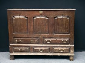 A 17TH CENTURY JACOBEAN OAK PANELLED MULE CHEST. LIFT-LID REVEALING LARGE STORAGE SPACE, ABOVE TWO