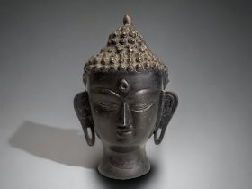 A THAI BRONZE HEAD OF BUDDHA. HEIGHT - 19CM